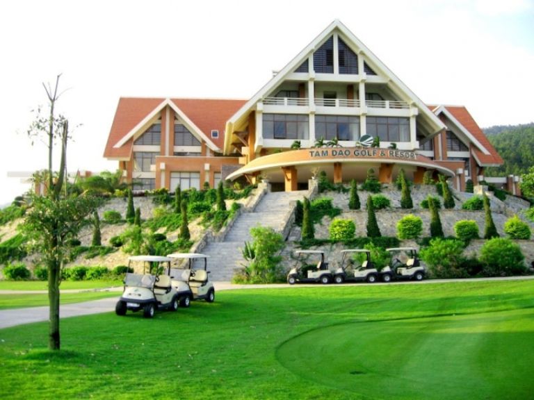 Tam Đảo Golf And Resort nổi bật với một tòa nhà màu cam nổi lên như một ốc đảo đặc biệt giữa khuôn viên xanh. 