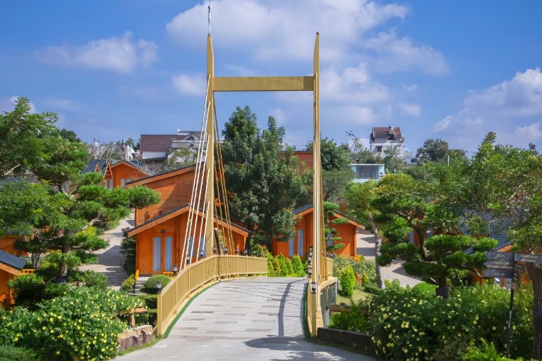 Tea Resort tinh tế trong thiết kế trang trí và cảnh quan sân vườn với đầy hoa cỏ. 