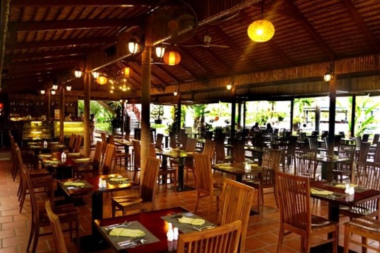 Du khách khi đến với nhà hàng tại Thảo Nguyên Resort Mộc Châu sẽ được trải nghiệm nét văn hóa Việt thông qua cả ẩm thực lẫn kiến trúc nơi đây.