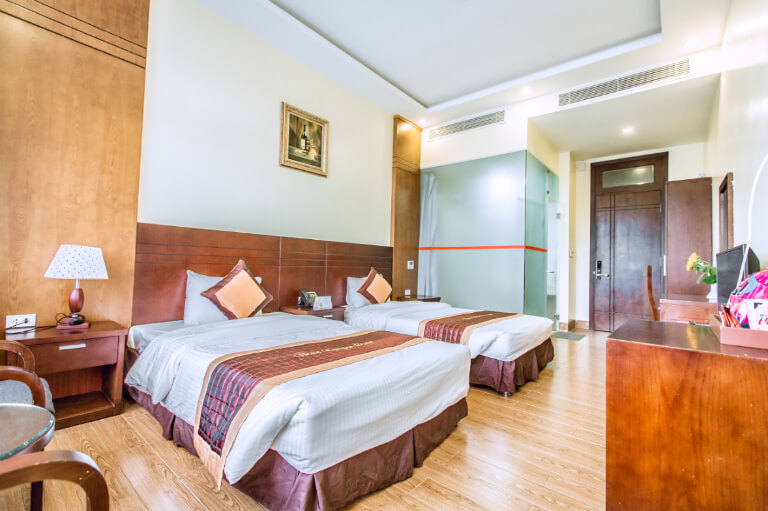 Phòng Superior Twin có diện tích khoảng 27 mét vuông với thiết kế hiện đại và tối giản, giường được trang bị trong phòng này là 2 giường đơn tiêu chuẩn rộng rãi. 