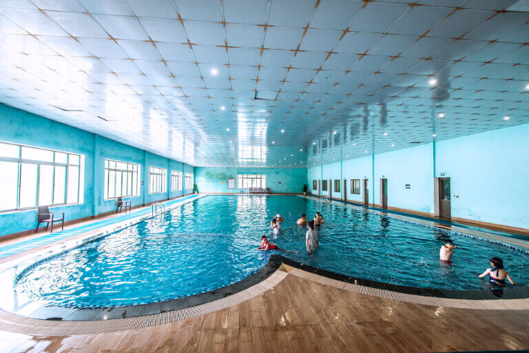 Bể bơi tại Thảo Nguyên Resort Mộc Châu là bể bơi 4 mùa trong nhà để phù hợp với khí hậu thời tiết tại Mộc Châu và được phân chia làm 2 khu vực người lớn và trẻ em. 