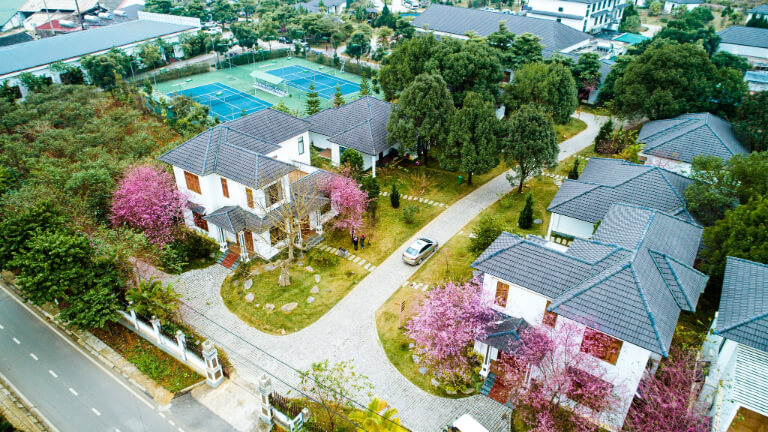 Khung cảnh đẹp nên thơ tại Thảo Nguyên Resort Mộc Châu khi bước vào mùa xuân với hoa đào nở đỏ rực cả một góc 