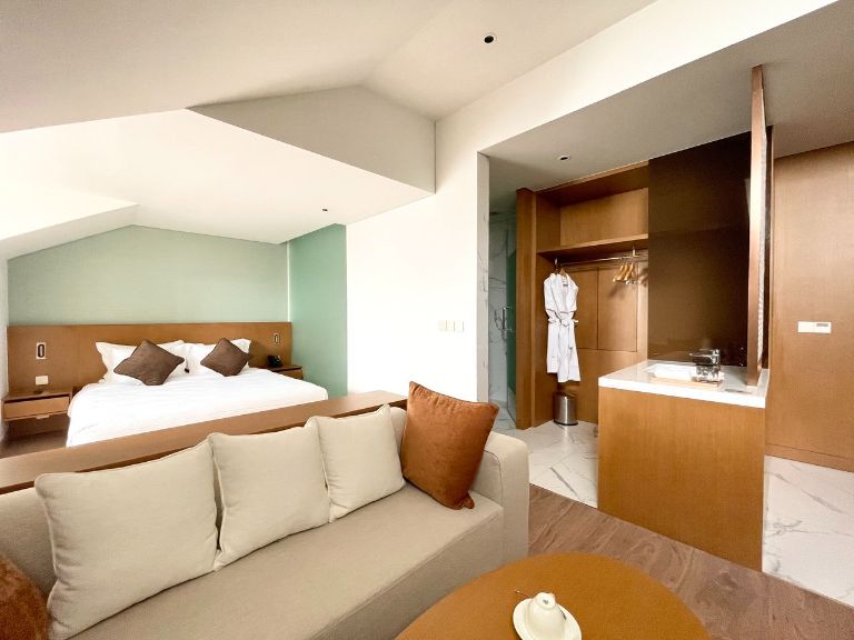 Phòng ngủ được trang bị giường King-size với chất liệu vải cao cấp, tạo nên không gian nghỉ ngơi thoải mái và thư thái. 