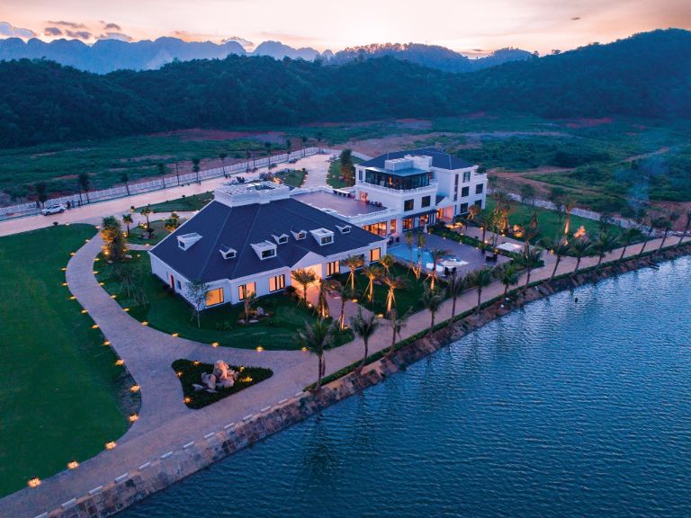 Cảnh sắc khi mặt trời lặn sau núi vô cùng lãng mạn tại The Five Villas & Resort Ninh Bình. 