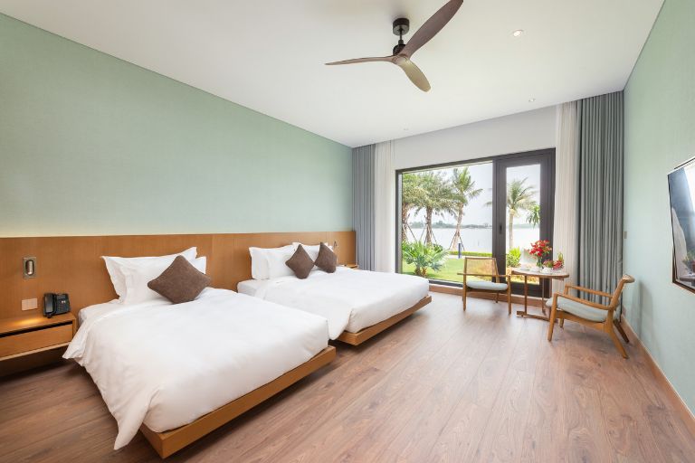 "The Five Deluxe Lake View" là một trong những phòng nghỉ đặc biệt tại The Five Villas & Resort Ninh Bình, mang đến tầm nhìn cực đỉnh ra hồ nước xanh mát.
