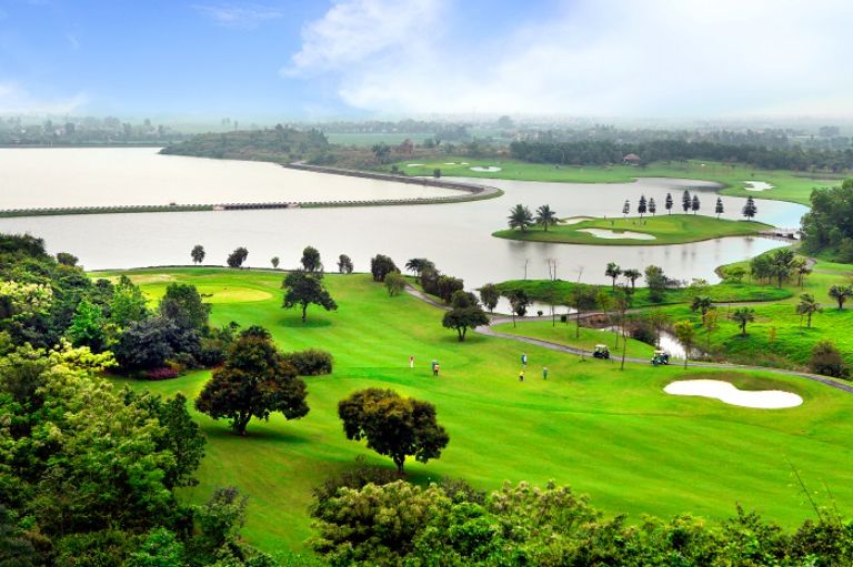 Niềm tự hào lớn nhất của The Five Villas & Resort Ninh Bình là hệ thống sân golf 54 lỗ đạt tiêu chuẩn quốc tế.