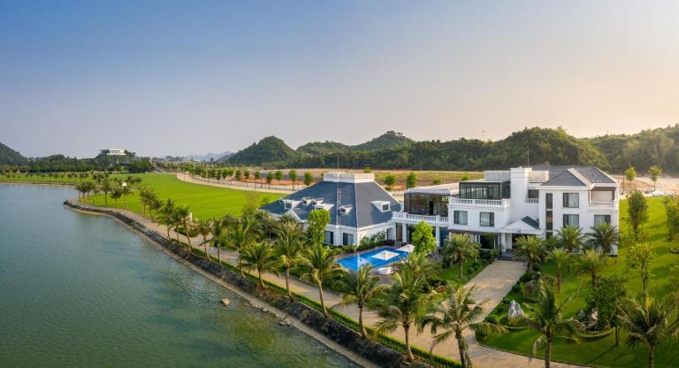 The Five Villas & Resort Ninh Bình - điểm kết nối giữa không gian thiên nhiên hùng vĩ và nghỉ dưỡng hiện đại sang trọng.