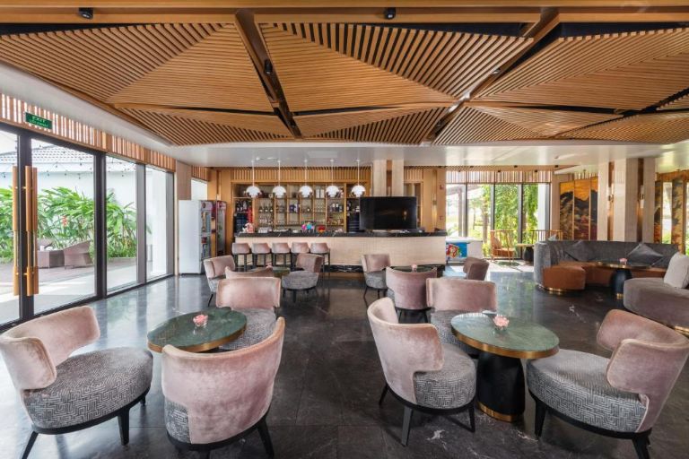 Khu vực quầy bar của The Five Villas & Resort Ninh Bình có thiết kế trẻ trung, sử dụng những gam màu tươi sáng trong trang trí. 