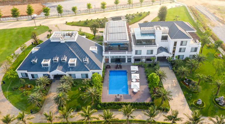 The Five Villas & Resort Ninh Bình mang đến cho bạn trải nghiệm đẳng cấp trong khu nghỉ dưỡng chất lượng 5 sao. 
