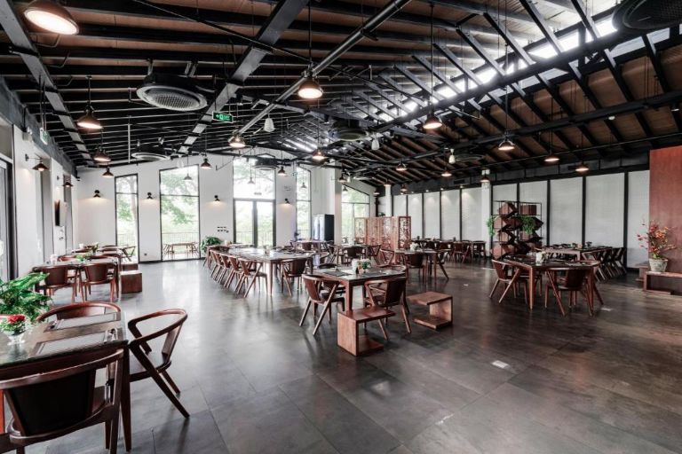 Thiết kế nhà hàng theo phong cách tối giản, sử dụng các nội thất bằng gỗ và kính khiến không gian trở nên sang trọng và tiện nghi hơn. 