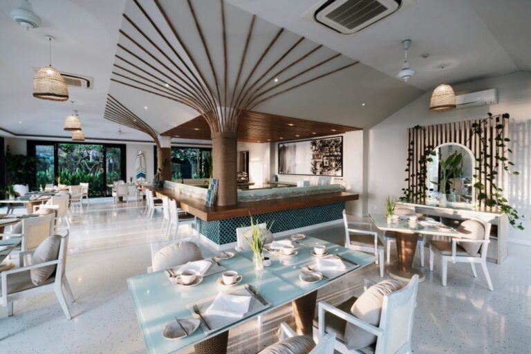 Nhà hàng The Ocean Bistro gây ấn tượng với không gian thoáng đãng, mang hơi hướng biển cả với tone màu tươi sáng, mát mắt. 