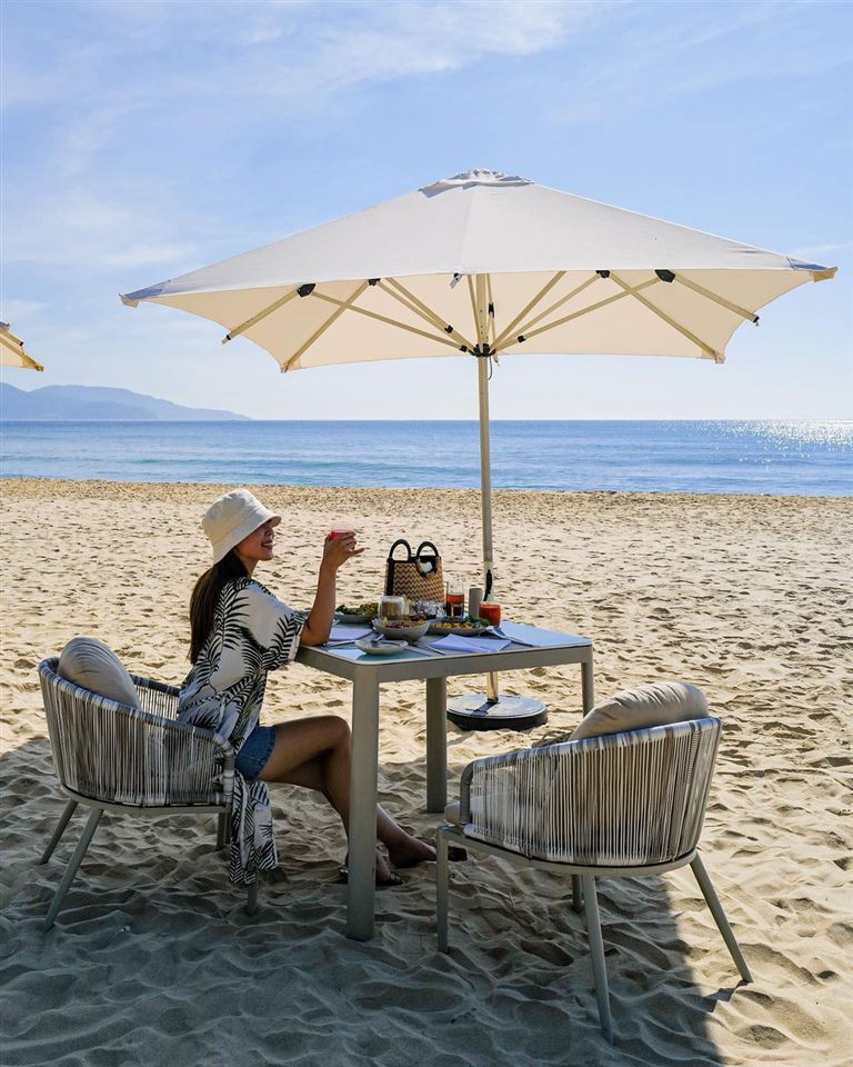 Bãi biển riêng của Tia Wellness Resort Đà Nẵng là nơi khách lưu trú được tự do tắm biển, vui chơi và tổ chức tiệc.