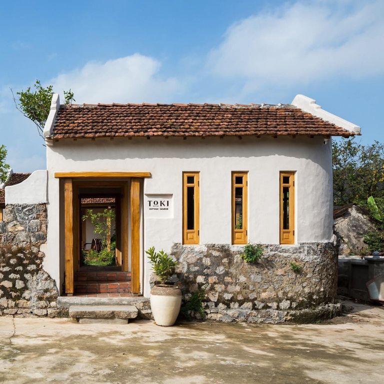 TOKI Cottage Ninh Bình để lại ấn tượng đầu tiên với lối kiến trúc Việt Nam, Nhật Bản kết hợp. 