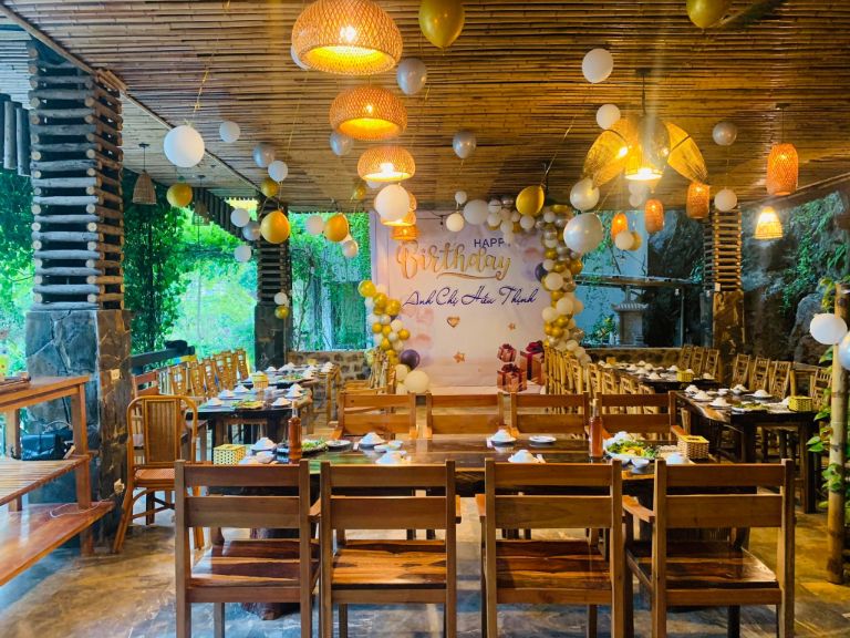 Nhà hàng truyền thống tại Trang An Ecolodge là nơi bạn có thể tận hưởng những hương vị đặc trưng và trải nghiệm ẩm thực độc đáo. 