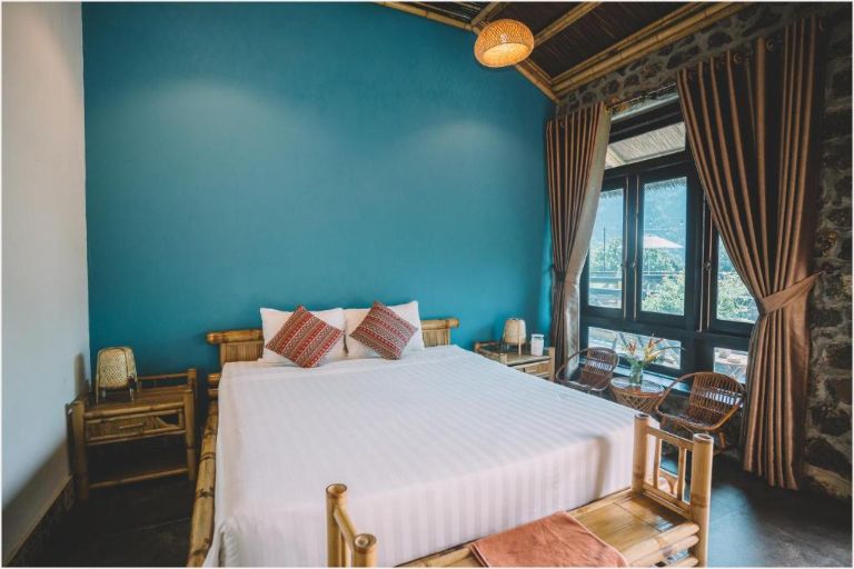 Phòng Deluxe với giường cỡ King tại Trang An Ecolodge được thiết kế với sự tinh tế và tối giản.