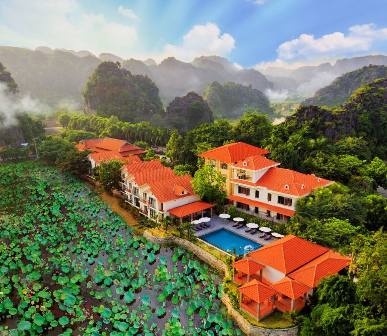 Tam Coc La Montagne Resort & Spa như bông hoa hồng đỏ rực nơi thiên nhiên xanh ngút ngàn. 