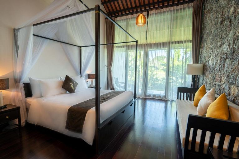 Phòng nghỉ với thiết kế đầy tinh tế, sử dụng gỗ và các vật liệu tự nhiên để trang trí.