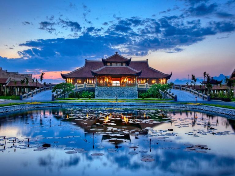Emeralda Resort Ninh Bình trong ráng chiều đẹp đến nao lòng, cho bạn không gian sống ảo cực chill. 