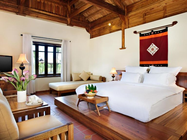 Không gian phòng nghỉ của Tràng An reosrt này mang đậm hơi thở truyền thống với nội thất gỗ sang trọng. 