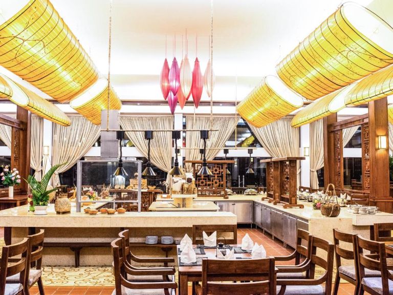 Nhà hàng của Tràng An resort này vô cùng rộng rãi, với thiết kế đèn bao sáng trưng, đem đến không gian thưởng thức mỹ thực sang chảnh, thượng lưu. 