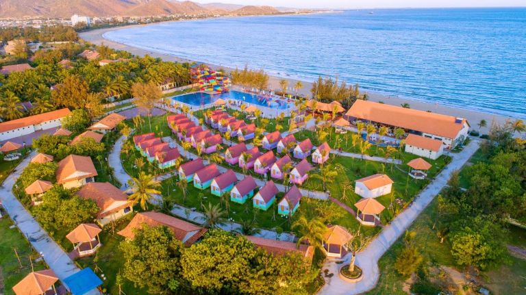 TTC Resort Ninh Thuận sở hữu không gian rộng gần 3 héc ta, nằm ngay sát biển, bao quanh là cảnh quan xanh thư giãn (nguồn: booking.com)