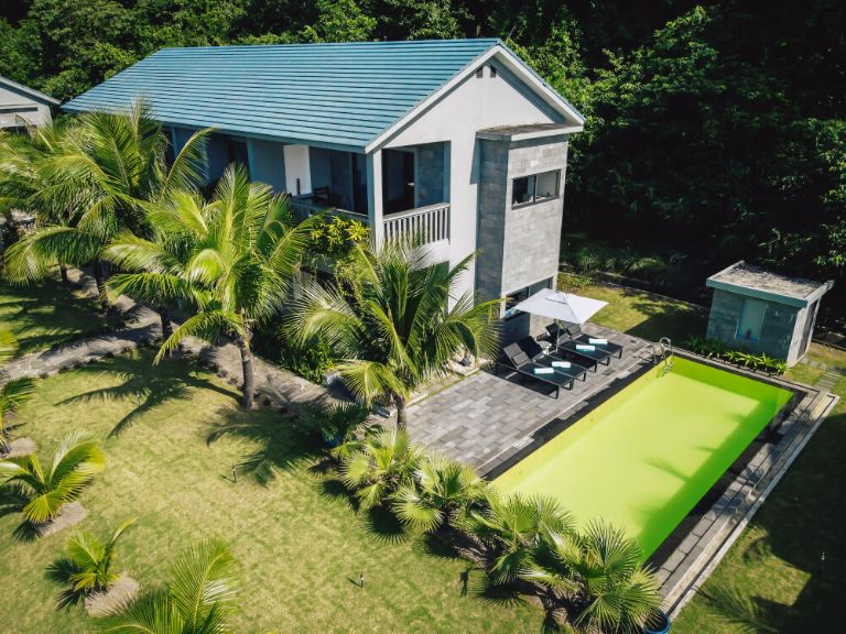 Biệt thự 3 phòng ngủ trên đồi nằm bao quanh bởi khu vườn nhiệt đới với tông màu xanh trắng bắt mắt (nguồn: booking.com)