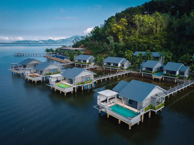 Vedana Lagoon Resort & Spa Hue sở hữu những căn biệt thự nằm trên đầm phá xây dựng theo tiêu chuẩn 5 sao (nguồn: booking.com) 