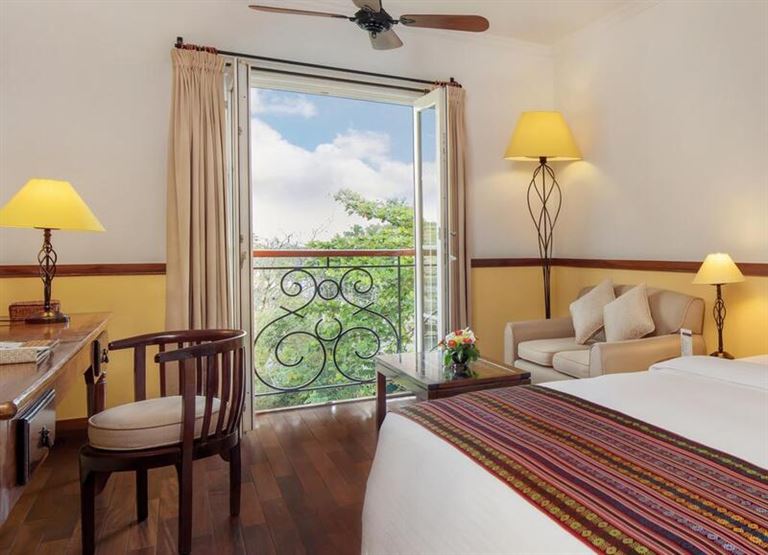 Hạng phòng Deluxe with balcony được cung cấp 1 giường đôi hoặc 2 giường đơn cùng chăn gối mềm mại, êm ái. 
