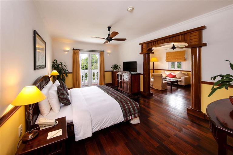 Hạng phòng Deluxe giường đôi là không gian thoáng mát, rộng rãi, hướng nhìn ra khuôn viên resort thoáng đãng. 