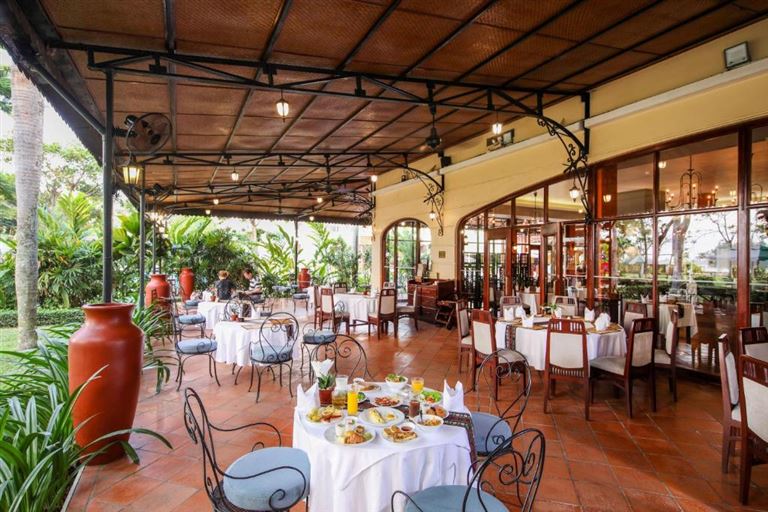 Du khách có thể dùng bữa tại nhà hàng Spicies tại không gian trong nhà ấm cúng hoặc ngoài trời nhìn ra sông Hậu. 