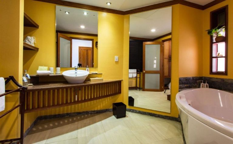 Khu vực phòng tắm Hạng phòng Superior giường đôi mang màu vàng chủ đạo (nguồn: booking.com)