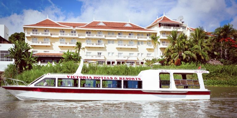 Victoria Núi Sam Lodge sở hữu du thuyền cực sang chảnh đưa du khách khám phá cuộc sống của những người dân ven sông.