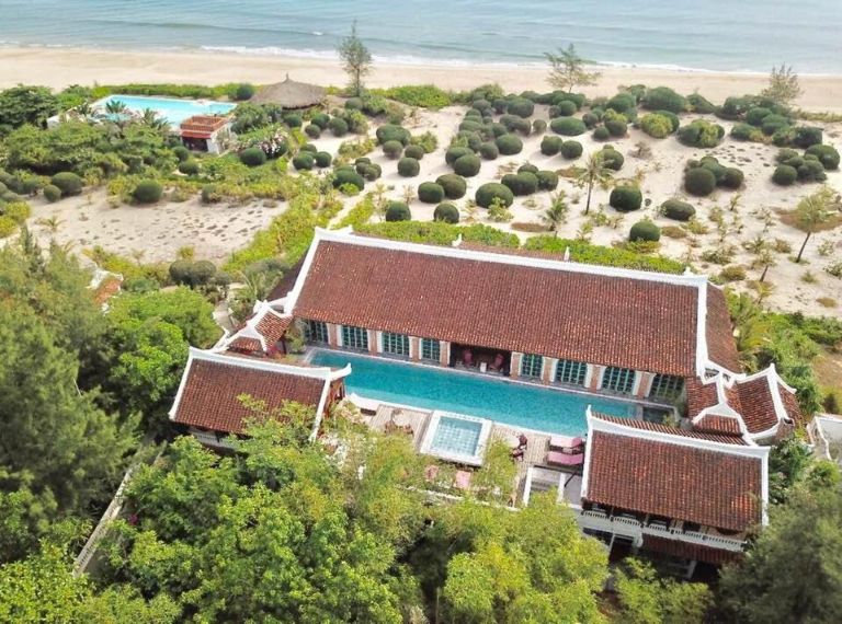 Villa Louise Beach Resort nằm bao quanh bởi khu vườn cây xanh nhiệt đới và ngay sát bãi biển (nguồn: booking.com)