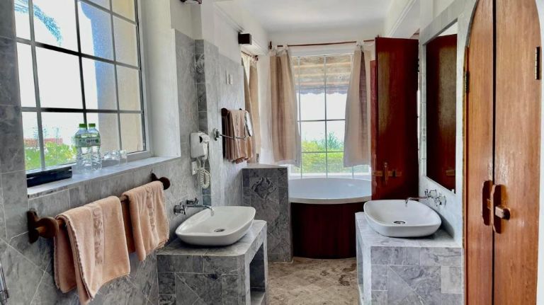 Biệt thự Nhìn ra Biển - Phong cách Huế Cổ có khu vực nhà tắm thiết kế với những ô kính liền trần cực thoáng đãng (nguồn: booking.com)