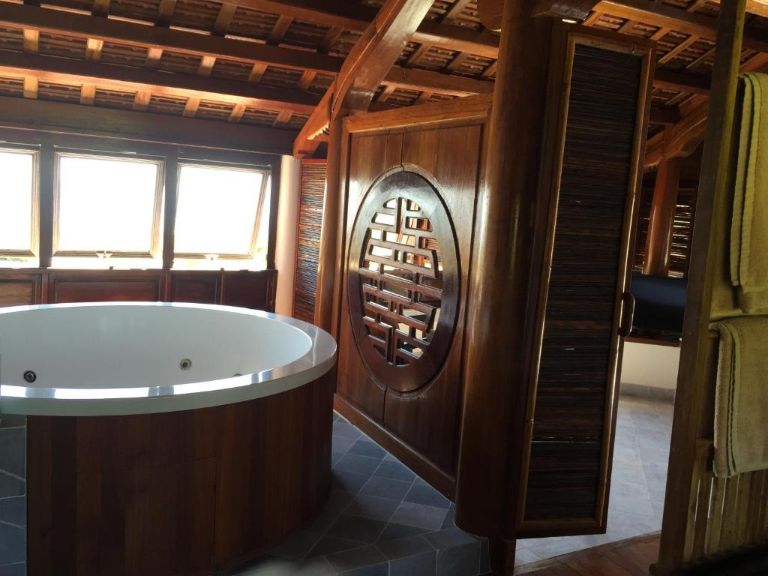 Hạng phòng giường đôi Ancient Hue - Style nhìn ra biển có bể tắm sục dạng tròn view biển cực thư giãn (nguồn: booking.com)
