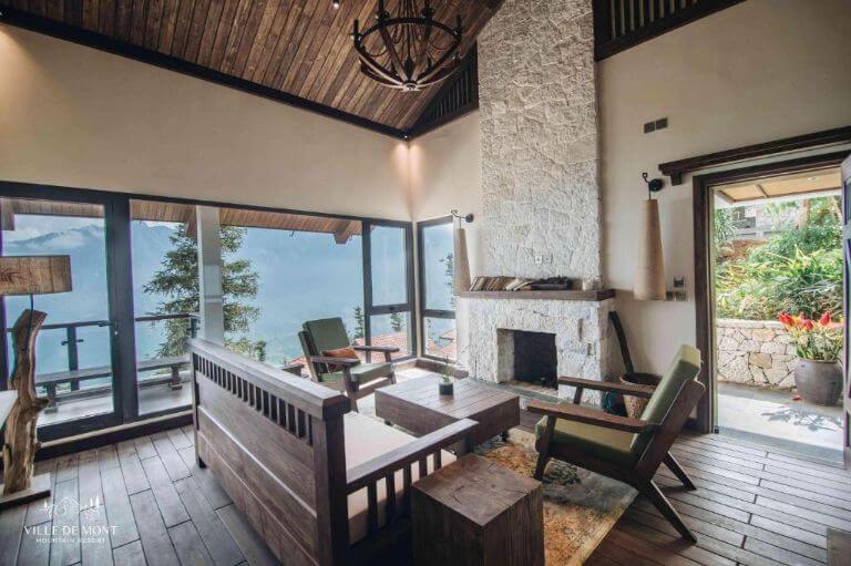Phòng khách gây ấn tượng với hệ thống cửa kính trải đều 2 bức tường, mở ra một không gian gần gũi với thiên nhiên. (Nguồn: agoda.com)