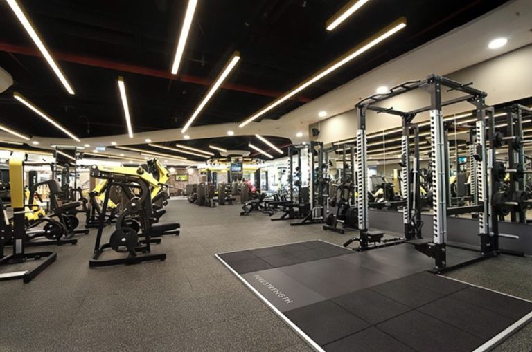 Phòng gym rộng 500m2 với thiết kế sang trọng với tông màu be đen kết hợp với thiết bị cao cấp. 