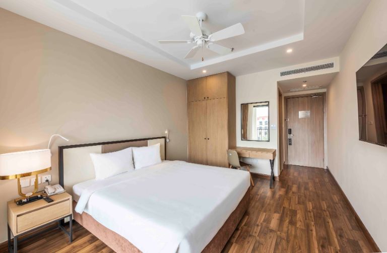  Khung giường thường có thiết kế đơn giản và tinh tế, với chất liệu gỗ và bọc nỉ bên ngoài. 