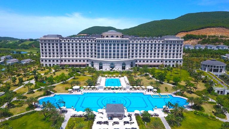 Vinpearl Discovery Sealink Nha Trang là khách sạn 5 sao nổi tiếng Nha trang được bao quanh bởi dãy núi và mặt trước hướng biển.