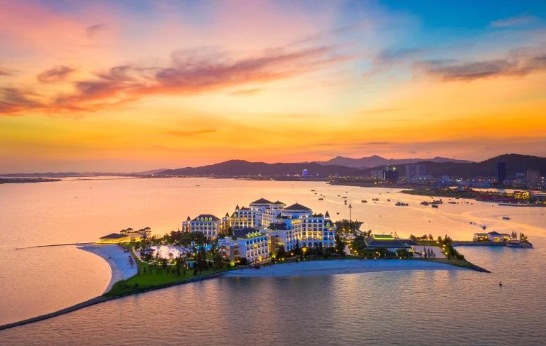 Vinpearl Resort & Spa Ha Long được xây dựng biệt lập hoàn toàn trên mặt biển (nguồn: Booking.com).