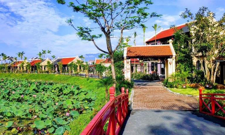 Hạng biệt thự Hồng Liên 1 tầng toạ lạc ở khu làng Việt ngay bên cạnh hồ sen (nguồn: facebook.com)