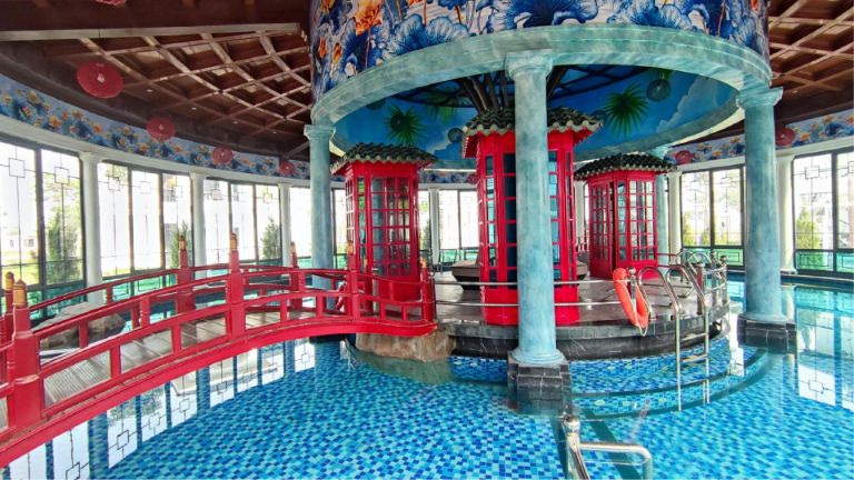 Bể bơi khoáng nóng Onsen có thiết kế mái chòi kiểu Pháp độc đáo với hoạ tiết vẽ tay thủ công (nguồn: booking.com)