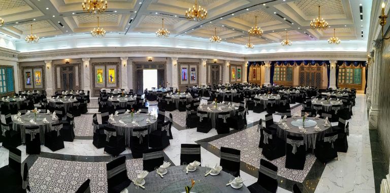 Trung tâm hội nghị Golden Lotus được thiết kế theo phong cách đương đại với gam màu trắng đen hài hoà (nguồn: booking.com)