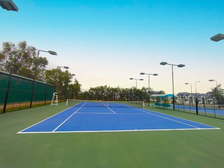 Trung tâm dịch vụ thể thao của resort bao gồm các sân tennis, bóng đá, bóng rổ chuẩn 5* (nguồn: booking.com)