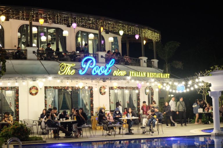 The Pool View Italian Restaurant nằm ngay cạnh hồ bơi, có cả không gian ngoài trời (nguồn: booking.com)