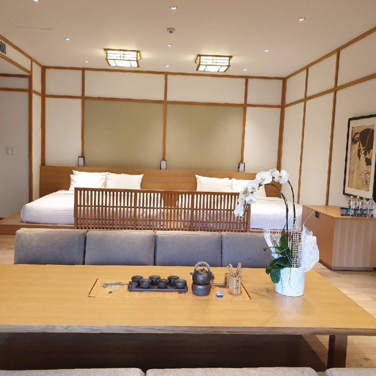 Phòng Washitsu được thiết kế độc đáo và tiện nghi, tạo nên không gian lý tưởng cho các cặp đôi tận hưởng kỳ nghỉ dưỡng.