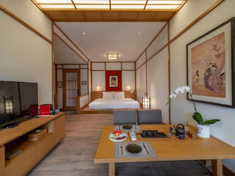 Phòng ốc cũng mang đậm phong cách Nhật Bản truyền thống với nội thất gỗ sáng màu.