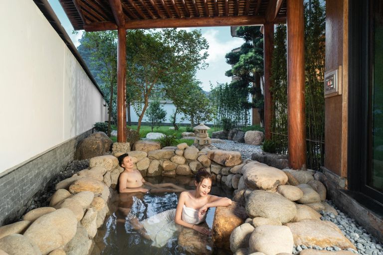 Phòng Yama Grand Suite còn có các tiện ích và dịch vụ cao cấp như bồn tắm nước khoáng nóng riêng biệt.