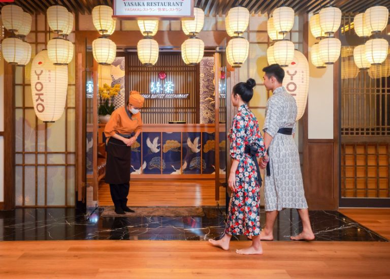 Ngay khi bước vào nhà hàng Yasaka, khách hàng đã bị ấn tưởng ngay bởi dải đèn lồng truyền thống trải dài trước cửa.