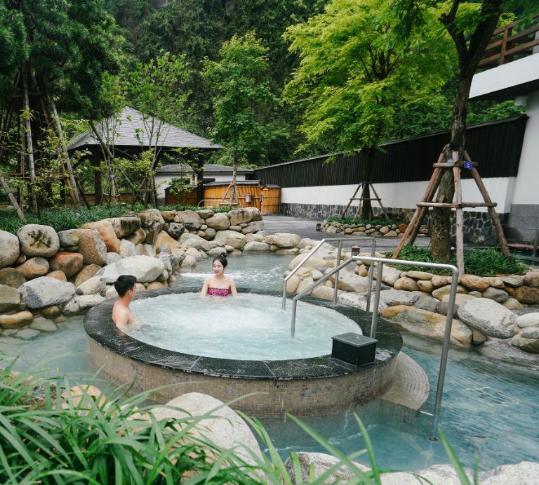 Khu tắm khoáng nóng là điểm nổi bật và đặc biệt của Yoko Onsen Quang Hanh.